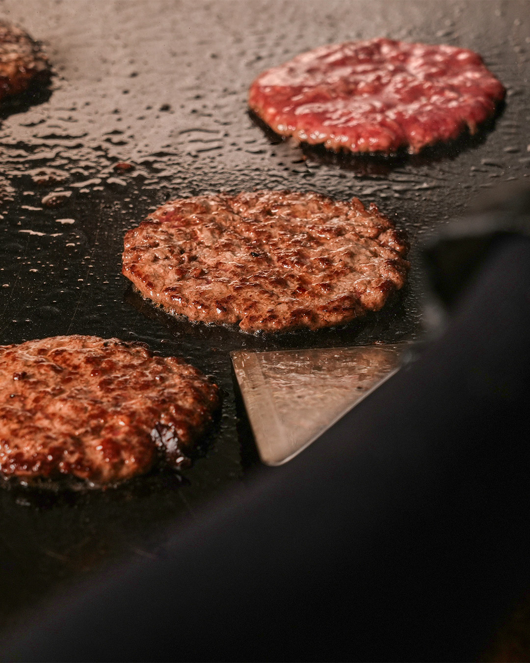 هنا يبدأ طعم البرجر الحقيقي